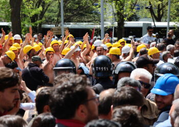Karkeran barîkatên polîsan hilweşandin: Serokê Sendîkayê hate binçavkirin  HATE NÛKIRIN
