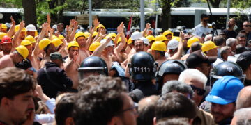 Karkeran barîkatên polîsan hilweşandin: Serokê Sendîkayê hate binçavkirin  HATE NÛKIRIN