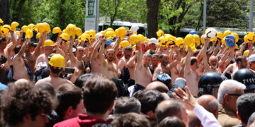 Karkerên madenê barîkatên polîsan hilweşandin: Tê gotin binçavkirin hene