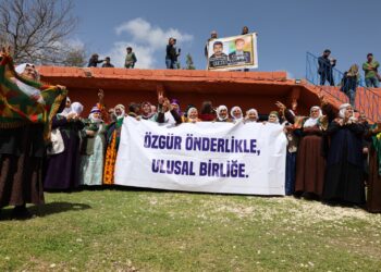 Hezar kes ji bo pîrozbahiyê gihişt mala Rêberê Gelê Kurd