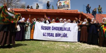 Hezar kes ji bo pîrozbahiyê gihişt mala Rêberê Gelê Kurd