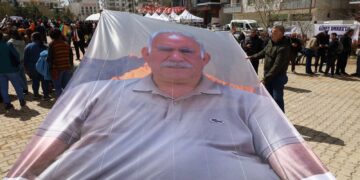 Di mîhrîcanê de wêneyê mezin ê Rêberê Gelê Kurd Abdullah Ocalan hat vêkirin