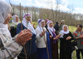 Di pîrozbahiya 4ê Nîsanê de dirûşma ‘Rojbûna te pîroz be ey Serok APO’ hat berzkirin