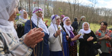 Di pîrozbahiya 4ê Nîsanê de dirûşma ‘Rojbûna te pîroz be ey Serok APO’ hat berzkirin