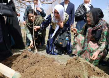 ‘Serokê me jîyanê li me dayikan ronî kir’