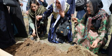 ‘Serokê me jîyanê li me dayikan ronî kir’