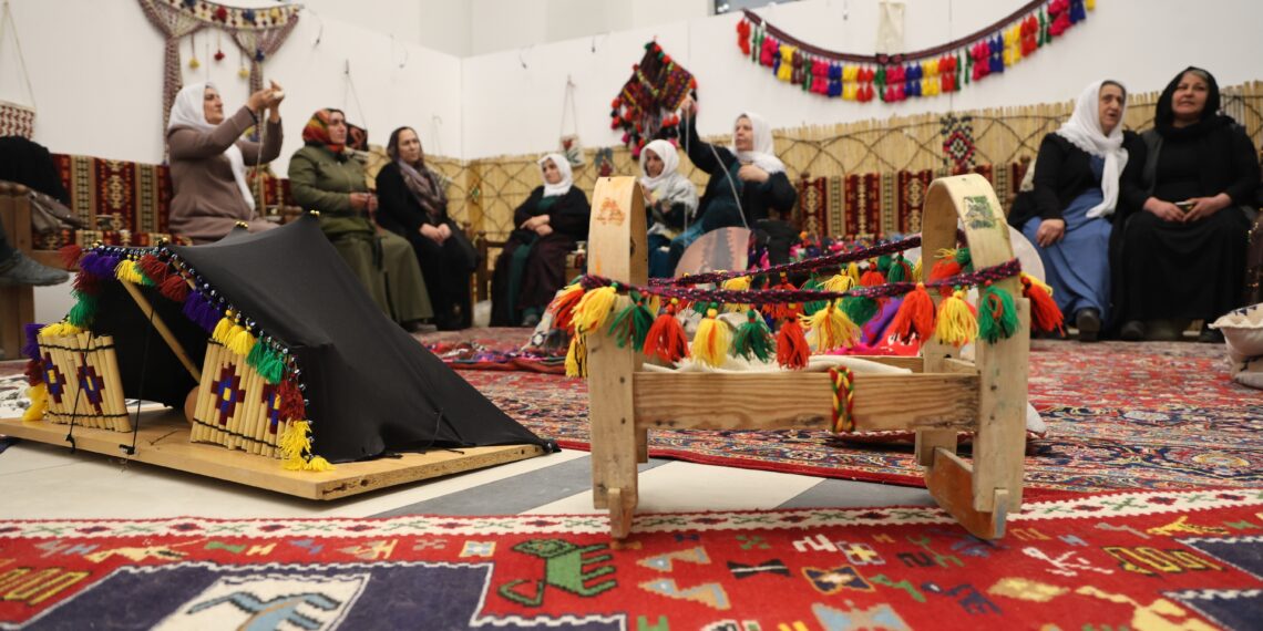 Dayikan çîrokên nexşên xwe vegotin