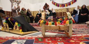 Dayikan çîrokên nexşên xwe vegotin