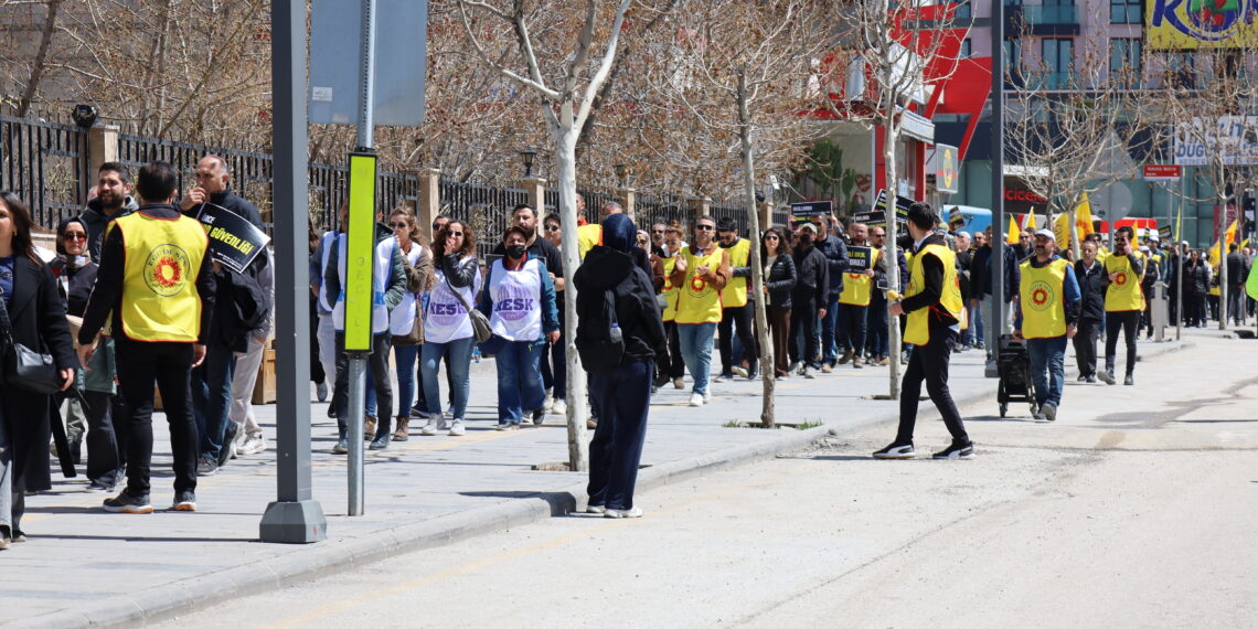 Ji bo ‘Perwerdehiya bêtundî’ çalakiya zincîra mirovan pêk anîn