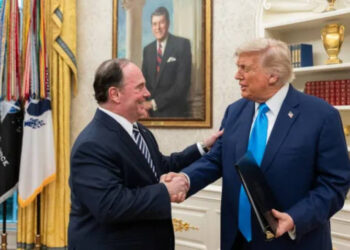 Li Pentagonê pêla guhertinê: Wezîrê Hêzên Deryayî îstîfa kir