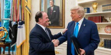 Li Pentagonê pêla guhertinê: Wezîrê Hêzên Deryayî îstîfa kir