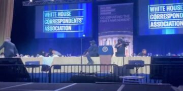 Di xwarina Qesra Spî de dengê çekan: Trump bi lez hat derxistin