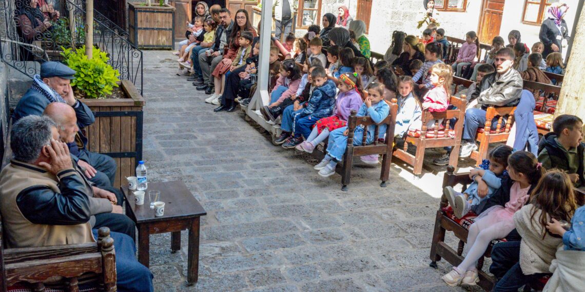 Zarok bûn mêvanê Mala Dengbêjan û li kilaman guhdarî kirin