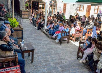 Zarok bûn mêvanê Mala Dengbêjan û li kilaman guhdarî kirin