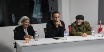 Li Îzmîrê panela 15ê Gulanê: Divê xwedî li Kurdî bê derketin