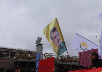Di pîrozbahiyên 1ê Gulanê de wêneyên Abdullah Ocalan hatin vekirin