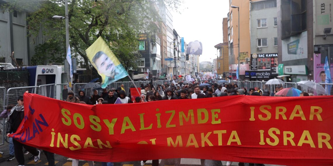 Di pîrozbahiyên 1ê Gulanê de wêneyê Abdullah Ocalan hat vekirin