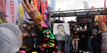 Di pîrozbahiyên 1ê Gulanê de wêneyên Abdullah Ocalan hatin vekirin  HATE NÛKIRIN