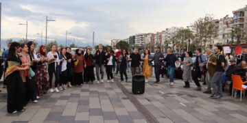 Li Îzmîrê şahiya Cejna Zimanê Kurdî