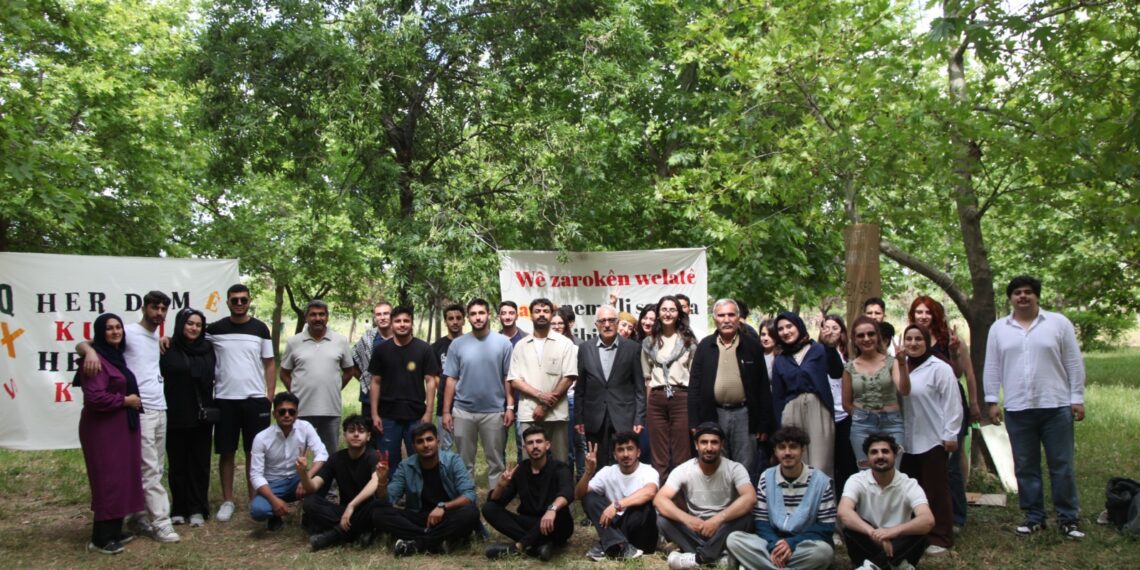 Xwendekarên Îzmîrê Cejna Zimanê Kurdî pîroz kir