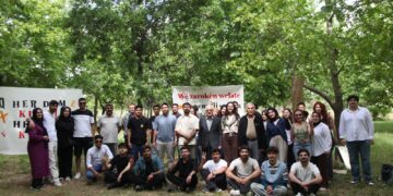 Xwendekarên Îzmîrê Cejna Zimanê Kurdî pîroz kir
