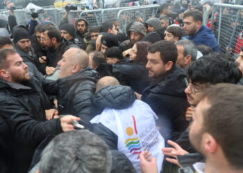 Kadikoy de tewr tay 5 kesî ameyê destbendkerdene