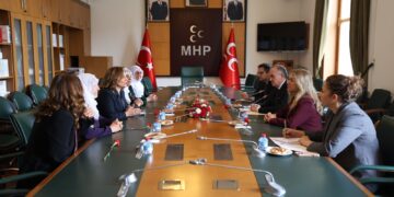MHPê Dayikên Aştiyê bi Kurdî pêşvazî kir HATE NÛKIRIN