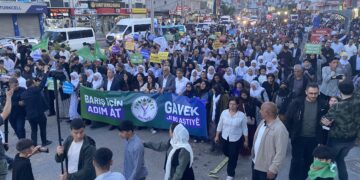 Li Cizîrê Botan bi hezaran kes ji bo aştî û azadiya Ocalan meşiya