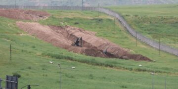 Tirkîya sînorê Rojava ser o de xendekan kenena
