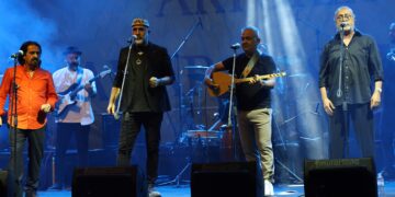 Li Mêrdînê bi hezaran kes bi Koma Amed re stran gotin