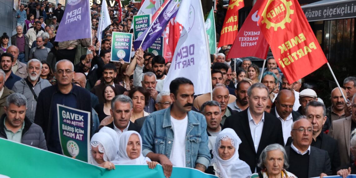 Li Enqereyê meşa ji bo aştiyê: Aştî gavên werêkî dixwaze