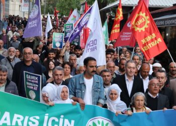Li Enqereyê meşa ji bo aştiyê: Aştî gavên werêkî dixwaze