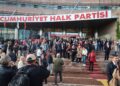 Piştî biryara ‘Butlanê’ girse li ber avahiya CHPê kom dibe