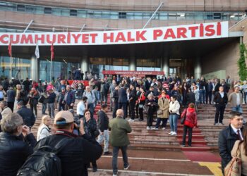 Piştî biryara ‘Butlanê’ girse li ber avahiya CHPê kom dibe