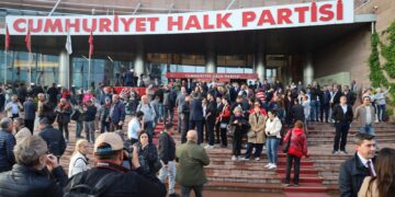 Piştî biryara ‘Butlanê’ girse li ber avahiya CHPê kom dibe