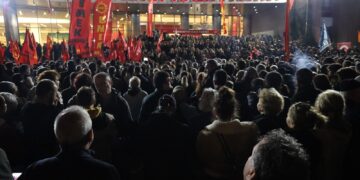 Bi hezaran kes li ber Navenda Giştî ya CHPê nobedê digirin