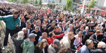 Ozgur Ozel li dijî desteserkirina CHPê meşiya meclisê: Navenda me ya nû meclis e
