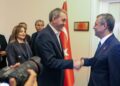 Tuncer Bakirhan û heyeto ke ey reyde yo Ozgur Ozelî zîyaret kerd