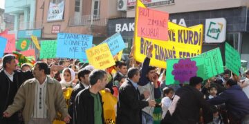 ARÎ-DERê bang kir: Em cejna zimanê xwe bi girseyî pîroz bikin