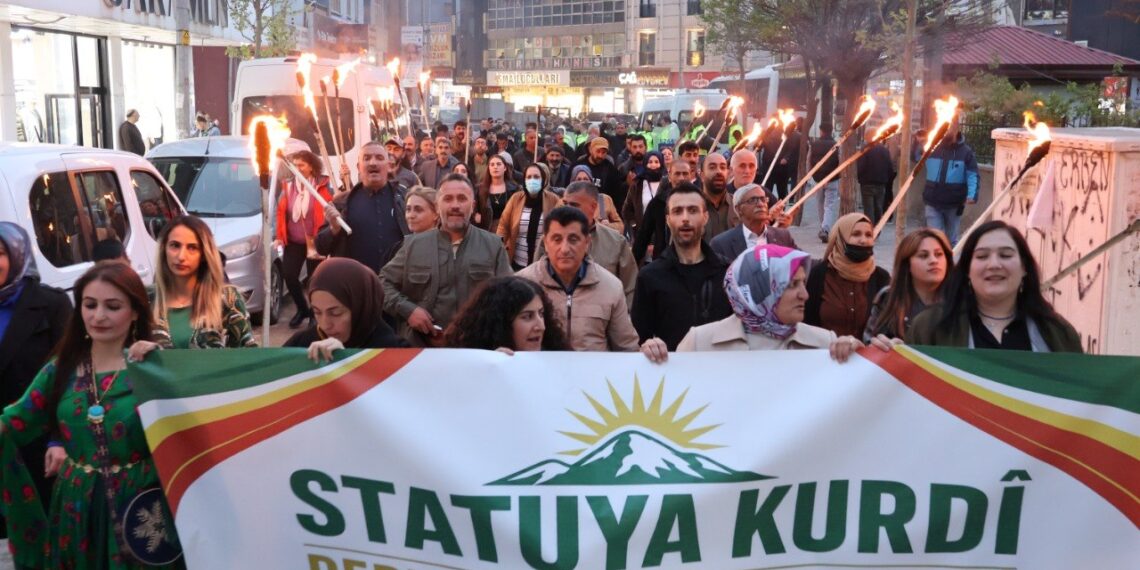 Bazîd ji bo Kurdî bi meşaleyan meşiya