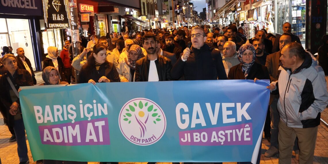 Serhed ji bo aştiyê meşiya: Em li benda gavên şênber in