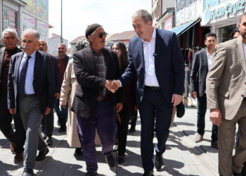 Bakirhan li Agiriyê serdana dikandaran kir