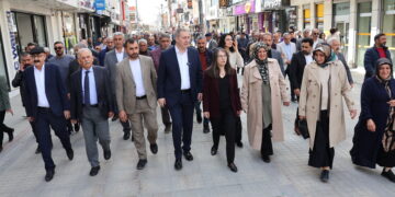 Bakirhan li Agiriyê serdana dikandaran kir