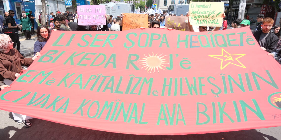Li Amedê bi hezaran karker û kedkar herikîn qada Îstasyonê