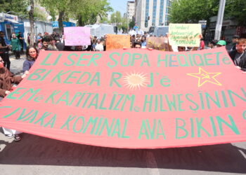 Li Amedê bi hezaran karker û kedkar herikîn qada Îstasyonê