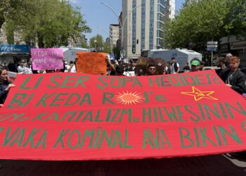 Li Amedê bi hezaran karker û kedkar herikîn qada Îstasyonê