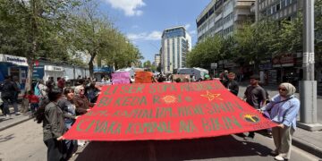 Li Amedê bi hezaran karker û kedkar herikîn qada Îstasyonê