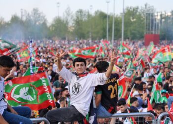 Bi sed hezaran serkeftina Amedsporê pîroz kir
