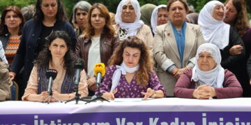Ji înîsiyastîfa jinan daxuyaniyên ‘Em di Aştiyê de israr dikin’ TÊ NÛKIRIN