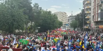 TJA, DBP û DEM Partî ra vengdayîşê 1ê Gulane: Heta ke tecrîd nêwurzo, kede azad nêbena!
